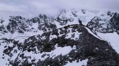 Kar - kışın Alp dağlarının tepelerinde, İtalyan Alplerinde, kışın