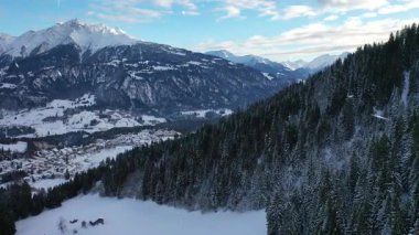 Karlı güzel kış manzarası - dağlar.