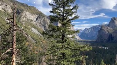 Dağların ve doğanın güzel manzarası, seyahat kavramı