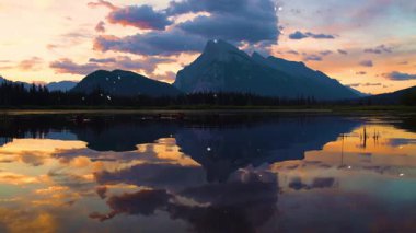 Gölün üzerinde gün batımı