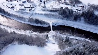 Ormandaki yolun havadan görünüşü