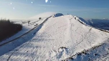 Kışın dağ manzarası