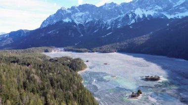 Dağlardaki gölün havadan görünüşü