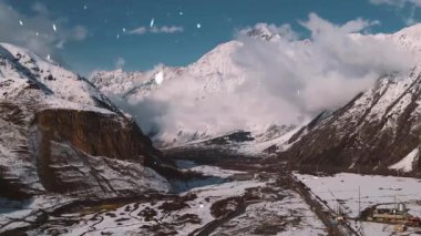 Dağlı ve karlı bir dağ manzarası