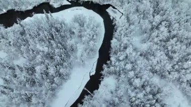 Kışın donmuş bir nehrin havadan görünüşü