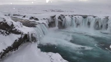 Donmuş nehirde güzel bir kış şelalesi