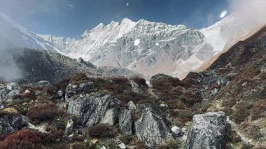 Dağlarla güzel bir manzara.