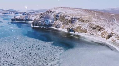 Donmuş bir gölün güzel manzarası.