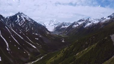 Kuzey Kafkasya 'daki dağların manzarası