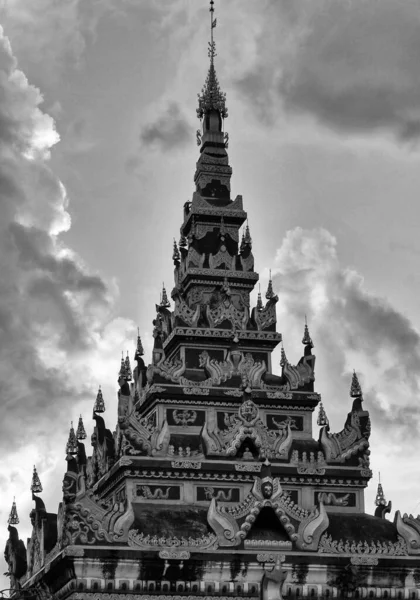 Monocromo de pagoda birmana ornamentada con paisaje nublado, Lago Inle Myanmar — Foto de Stock