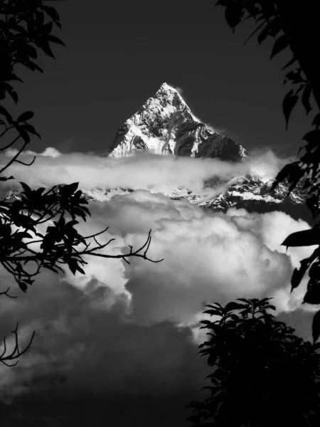 Black and white Fishtail mountain, Himalayas, Anapurna Range, Nepal — стокове фото