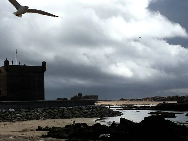Muros históricos de porto com nuvens ameaçadoras, Essaouira, Marrocos — Fotografia de Stock