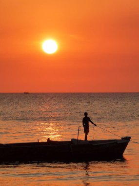 Taş Şehir, Zanzibar 'da gün batımında teknede duran bir çocuğun silueti.