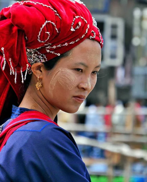 Pa O menina com vestido tradicional, Festival Phaung Daw Oo, Mianmar — Fotografia de Stock