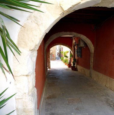 Narrow, low passageway in the historical city of Syracuse, Sicily