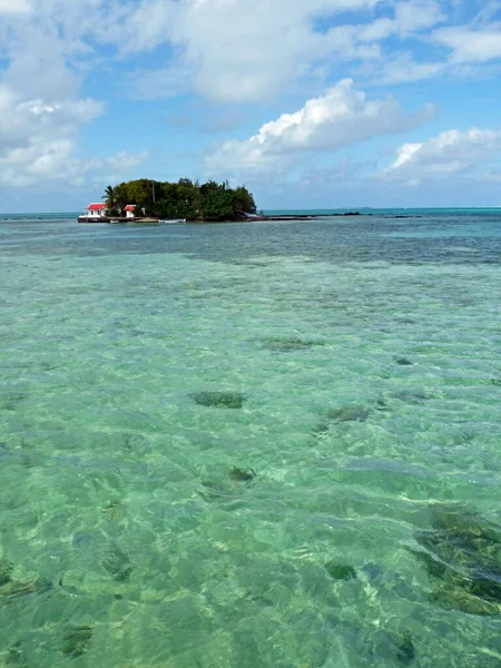 Pequeña isla idílica frente a la costa de Mauricio con océano Índico transparente —  Fotos de Stock