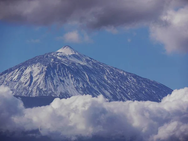 雪に覆われたテイデ山、テネリフェ島、雲の劇的なショット. — ストック写真