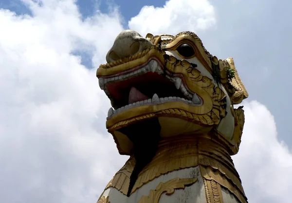 Close up of Chinthe statue outside Shwedagon Pagoda, Rangún, Myanmar —  Fotos de Stock