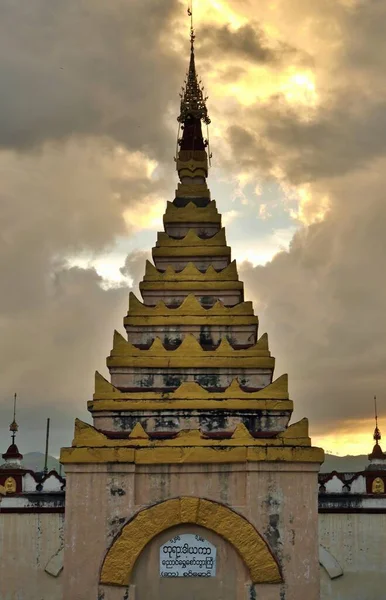 Birmańska pagoda z pięknym niebem, Inle Lake Myanmar, przestrzeń redakcyjna — Zdjęcie stockowe