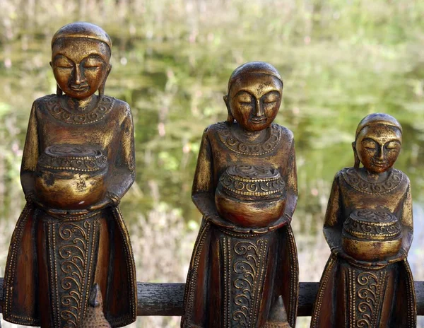 Cerca de tres adornos dorados de Buda con expresión serena, Myanmar —  Fotos de Stock