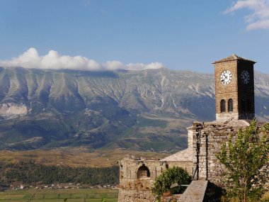 Saat kulesi ve Arnavutluk 'un dağları manzaralı Cirokaster Kalesi. Yüksek kalite fotoğraf