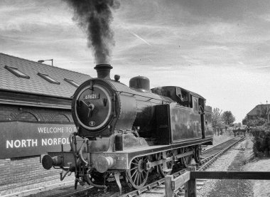 Norfolk, İngiltere 'de buharlı trenin siyah beyaz görüntüsü. Yüksek kalite fotoğraf