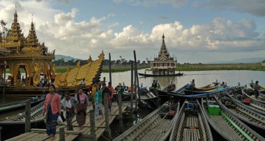 Phaung Daw Oo pagoda festivaline gelen hacılar, Inle Lake, Myanmar. Yüksek kalite fotoğraf