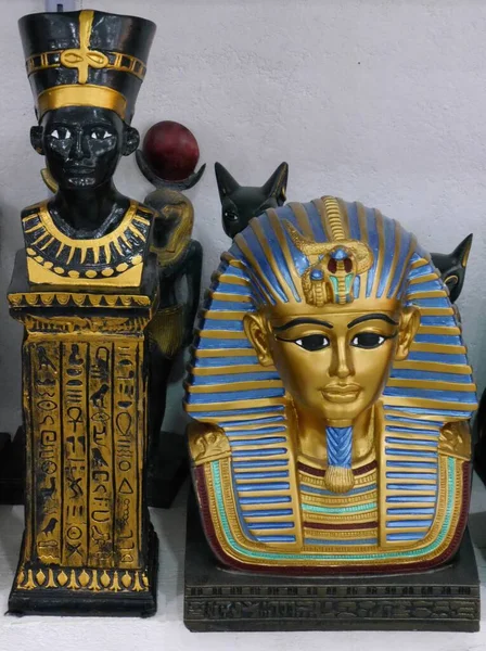 観光ショップ カイロ エジプトで販売中の女王ネフェルティティとツタンカーメンの死のマスクのお土産コピーの閉鎖 — ストック写真