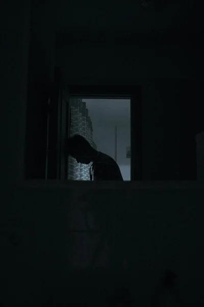 Tmavý Pohled Mladého Muže Oknem Hlavu Skloněnou Sklíčenou Kovidem Kvalitní — Stock fotografie