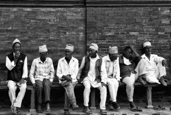 Monochromatický Řada Mužů Lavičce Tradičním Oblečení Patan Nepál Kvalitní Fotografie — Stock fotografie