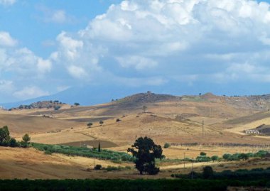 Güzel, huzurlu bir manzara, yuvarlanan tepeler ve mavi gökyüzü olan kırsal Sicilya merkezi. Yüksek kalite fotoğraf