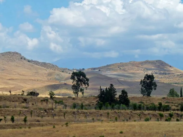 Güzel, huzurlu bir manzara, yuvarlanan tepeler ve mavi gökyüzü olan kırsal Sicilya merkezi. Yüksek kalite fotoğraf