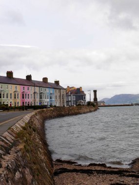 Renkli evlerle dolu Caernarvon limanının dikey görüntüsü.