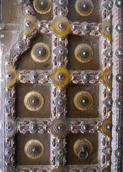 Крупный план грандиозного, винтажного, металлической двери северного индийского города Джодхпур — стоковое фото