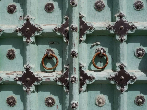 Detail van patroon metalen vintage deur, Jodhpur, Noord-India — Stockfoto