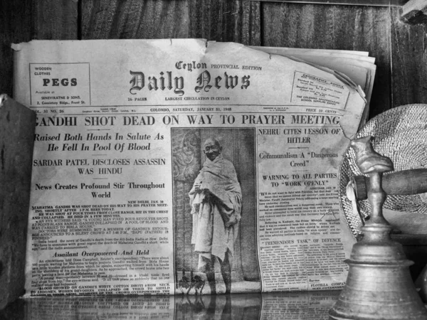 1948年1月30日のマハトマ ガンディー暗殺に関するニュースを速報しながら 今スリランカのセイロンの前のページのヴィンテージ黒と白の閉鎖 — ストック写真