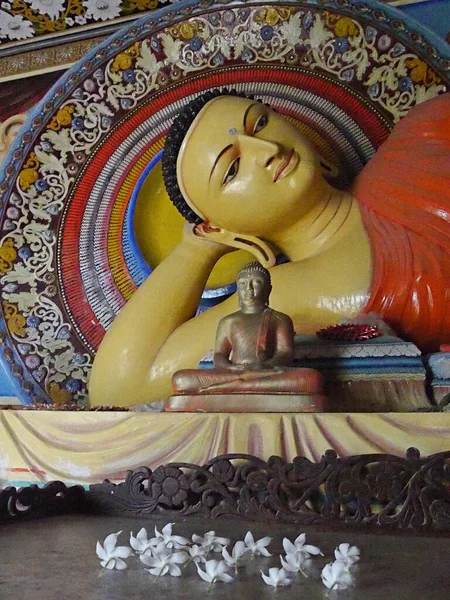 Close Face Serene Reclining Buddha Caves Buddhist Temple Mulkirigala Raja — Stock Photo, Image