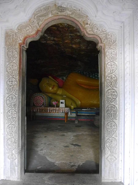 Közelkép Nyugalom Arcáról Buddhista Templom Barlangjaiban Fekvő Buddha Mulkirigala Raja — Stock Fotó