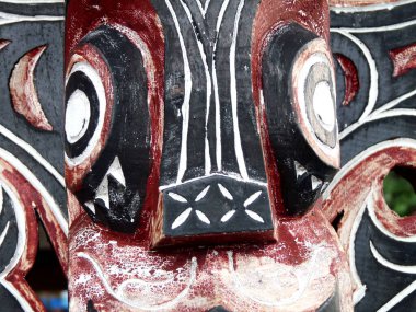 Geleneksel renklere ve Endonezya 'nın Sumatra adasındaki etnik grubun tasarımına sahip Batak avcısının heykeli. Yüksek kalite fotoğraf