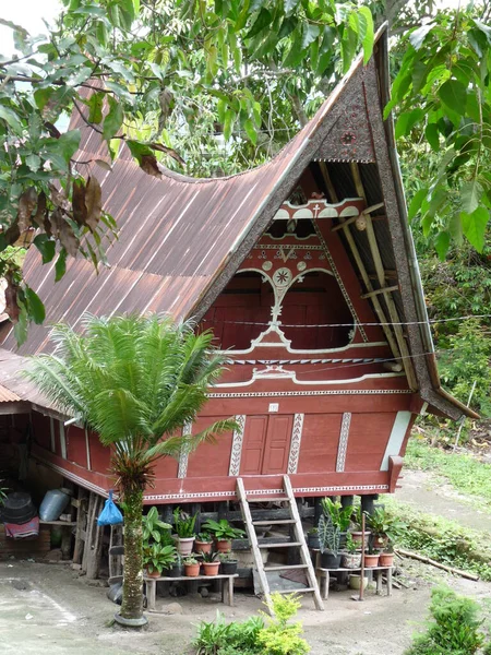 Tradycyjny Pałac Rzeźbami Typowym Dachem Wyspie Samosir Sumatra Indonezja Wysokiej — Zdjęcie stockowe