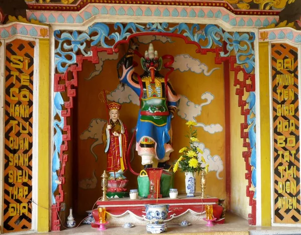Colourful shrine with statues of demon and saint, Hoi An, Vietnam — Stock Photo, Image