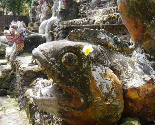 Gros plan des dieux balinais du poisson, temple de la mer Pura Sangara, Sanur, Bali — Photo