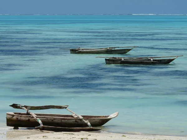 Drei Nagalawa-Boote vor der Küste von Jambiani, Sansibar — Stockfoto
