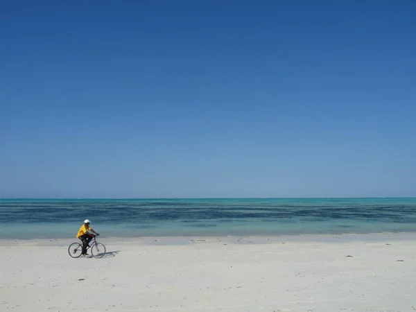 Einsamer Radfahrer am schönen Strand von Jambiani, Sansibar, Tansania — Stockfoto