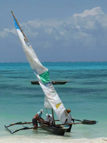 Farbenfrohes Ngalawa traditionelles Boot im strahlend blauen Meer, Sansibar — Stockfoto