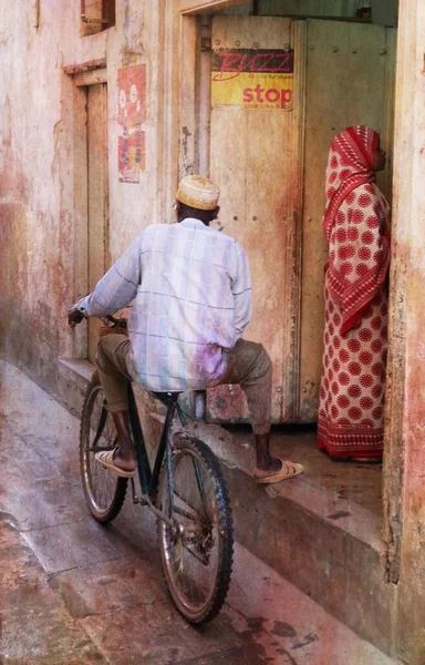 石の町 Zanzibarの店で自転車や女性と地元の男 高品質の写真 — ストック写真