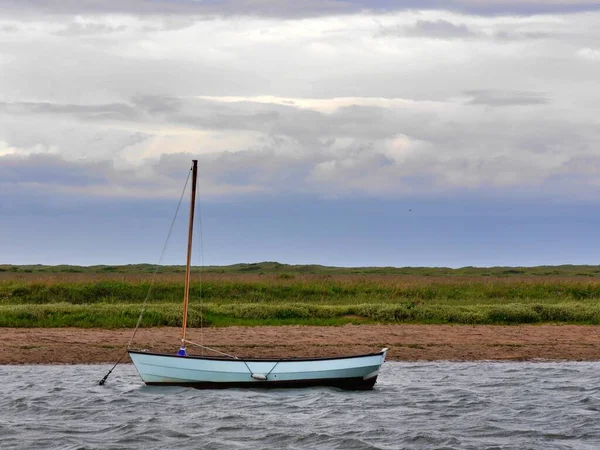 船上的水 伯纳姆Overy Staithe 北诺福克海岸 东盎格鲁 巨大的复制空间 高质量的照片 — 图库照片