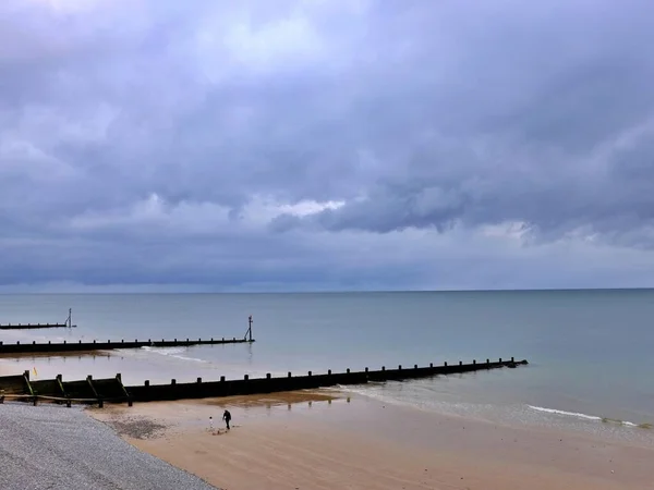 Άνθρωπος Περπατά Στην Παραλία Sheringham Βόρεια Ακτή Norfolk Ανατολική Αγγλία — Φωτογραφία Αρχείου