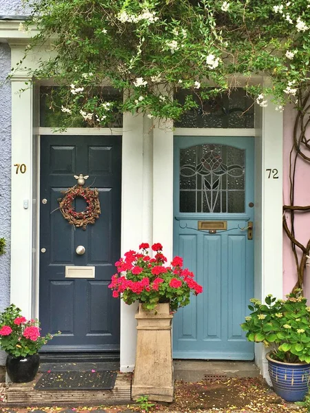 Close Van Twee Prachtige Deuren Omgeven Door Bloemen Norwich Hoge Rechtenvrije Stockfoto's