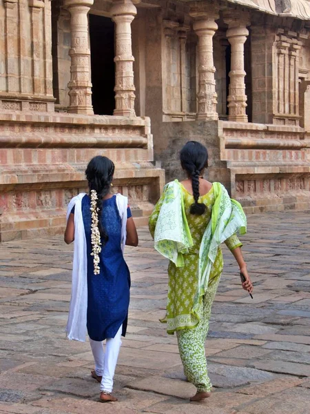 2人の若い女性 寺院の髪のジャスミン タミル ナードゥ州 南インド 高品質の写真 — ストック写真